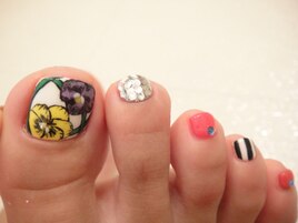 お花柄フットネイル