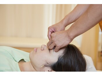 陽だまり鍼灸整骨院/鍼で頭痛や眼精疲労リフトアップ