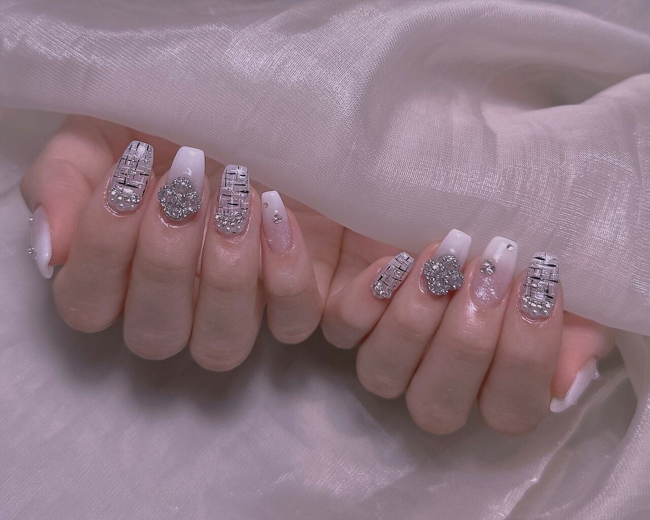 2025年-2026年冬トレンド】シアーホワイトのネイルデザイン集｜人気順