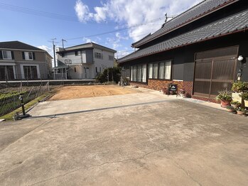 エステティックサロン マーレ(ESTHETIQUE SALON mare)/ガレージの屋根の下も駐車可能◎