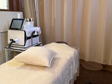 アールイーコロン(Re:)の雰囲気(施術中の冷え対策に、電気敷布をご用意しています◎)