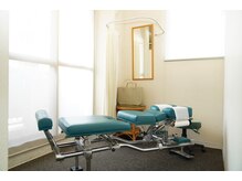 ライフバランスカイロプラクティック 松戸/明るい部屋で施術も可能です。