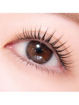 ユル 西梅田(yur)の写真/ダメージ軽減のまつ毛パーマ、自まつ毛のようなフラットラッシュで白目が綺麗に見えるパッチリ目元へ！