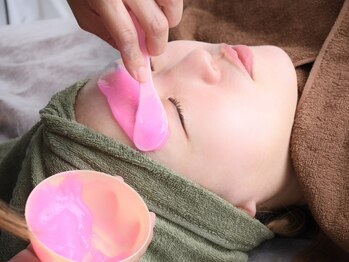 ファミル(FAMIL)の写真/シミケアでワントーン明るく◇ターンオーバーを促し歴代最高の肌へ。透明感のある素肌へと導きます！
