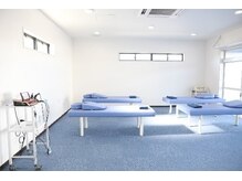 八街オアシス整骨院の雰囲気（広々と開放感ある施術スペース。）