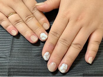 ミナネイル(mina-nail)/オトナ可愛くフラワーアート♪