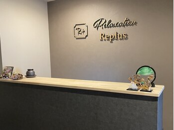 リプラス/受付カウンター