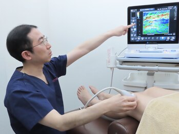 丸の内接骨院グループ 銀座リリース整体院/機器で画像を見て膝の症状を確認