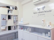 サロン カラーズボーテ(Salon colours beaute)の雰囲気（白を基調とした落ち着いた店内です）