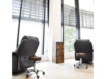 アイバー ウィズ ガーデンムサシコスギ(EYEBAR with GARDEN MUSASHIKOSUGI)の雰囲気（GARDEN美容室に隣接していて、開放感のある広々とした店内です！）