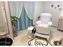 ダリア(Dahlia)の雰囲気（白やブルーを基調とした落ち着いた店内となっております♪）
