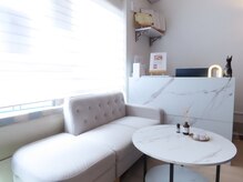 シュークリア 大塚(shoeclear)の雰囲気(白を基調とした受付です♪大塚/池袋/巣鴨/ヘッドスパ/眼精疲労)