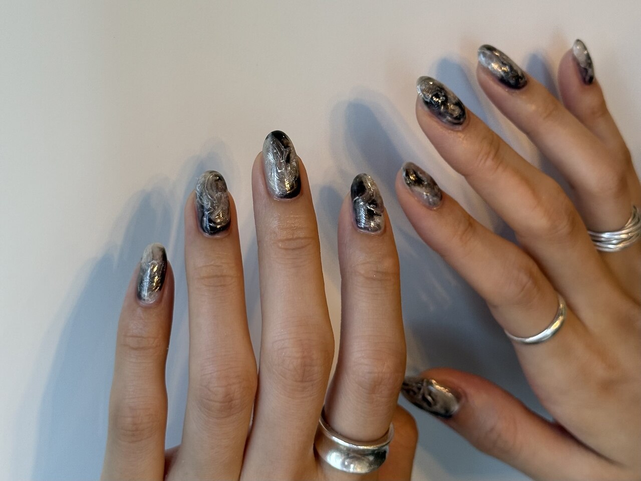 2025年-2026年冬トレンド】シルバー マーブルのネイルデザイン集｜人気