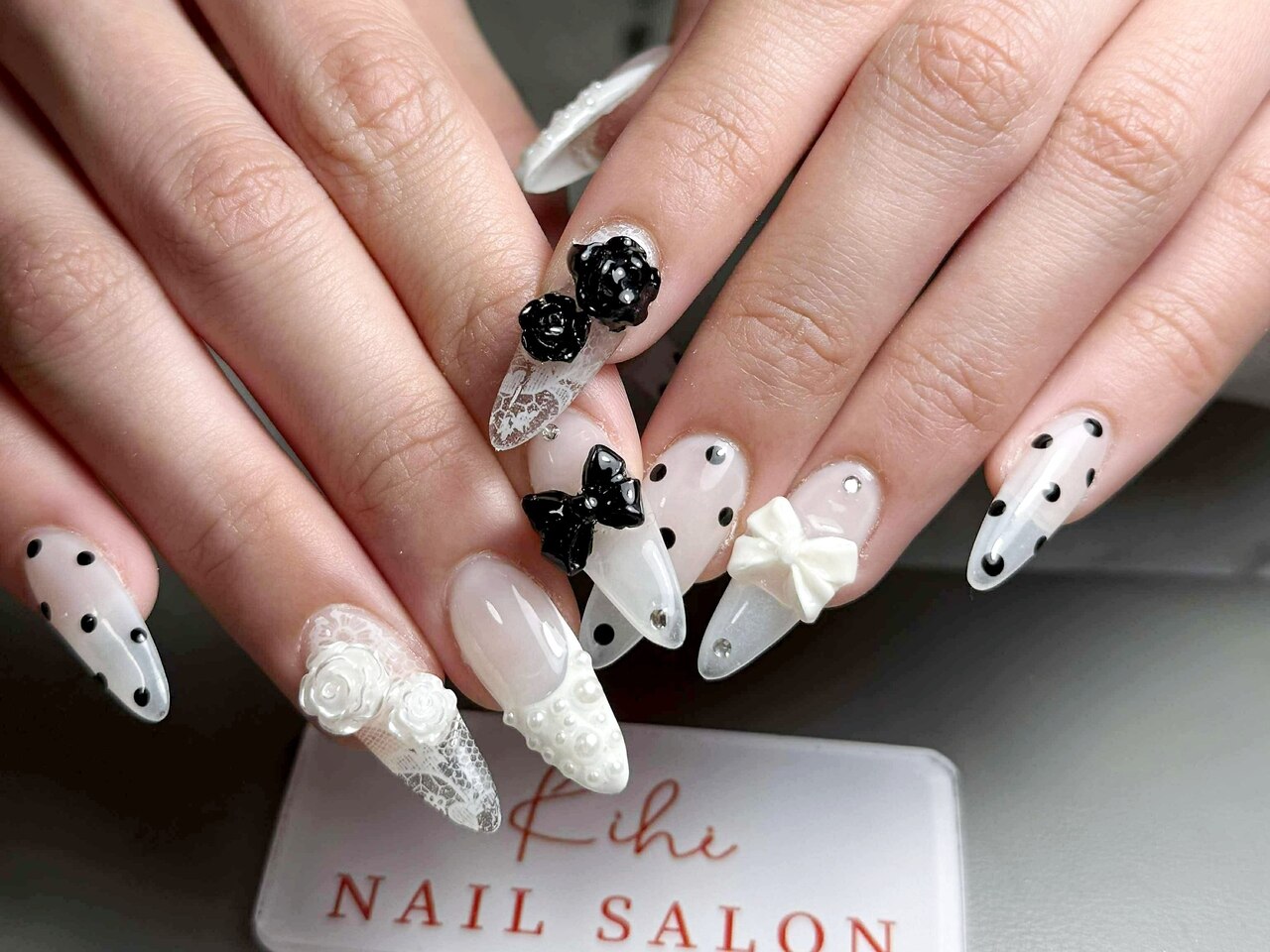 2026年冬トレンド】ストーンのネイルデザイン集｜人気順