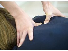 《筋肉調整》まずは筋肉をじっくりもみほぐし、矯正をする下準備を行います。
