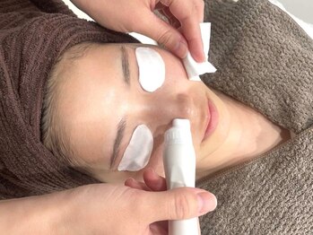 ブレリアントサロン 池袋店(brillant salon)の写真/【凹凸/黒ずみ/いちご鼻に】毛穴洗浄後はプラセンタ美容液塗布でお肌の潤いやハリ感UP◎自信の持てる素肌に