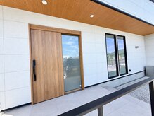 サロンサイ(salonsai)の雰囲気（駐車場広々。初めてのご来店時は、玄関前までお迎えに伺います。）