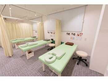 ナオル整体 四条烏丸院(NAORU整体)/カーテンで半個室になる施術室♪