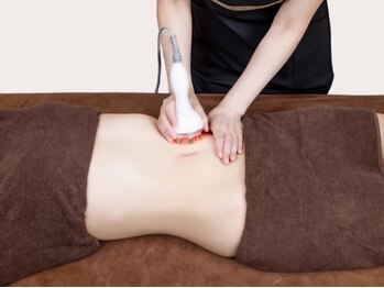 スタジオ エヌ ビューティーサロン エヌプラス(studio N beauty salon N+)の写真/【ハンド×最新機器】頑固な脂肪を燃焼&分解！むくみ改善☆二の腕、肩こりによって分厚くなる背中にも◎