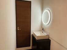 マシェリビューティーサロン(Macherie Beauty Salon)/女優ミラーでお化粧直し