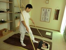 東洋整体 名東院の雰囲気（お身体に合わせて、最適な力加減を「竹棒」で調整します。）