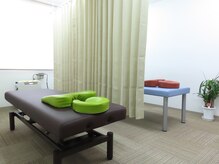高橋整骨院鍼灸院の雰囲気（清潔感のある半個室空間で、周りを気にせずゆったり過ごせます）