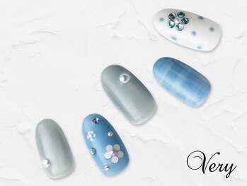 爽やかカラーのキュートネイル