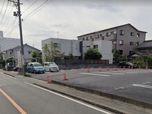 オレンジフラワープラス(orangeflower+)/駐車場はイズミヤ駐車場