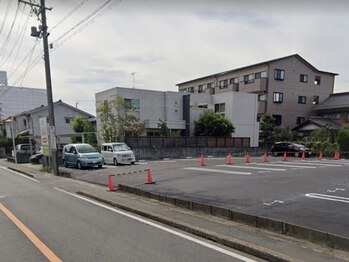 オレンジフラワープラス(orangeflower+)/駐車場はイズミヤ駐車場