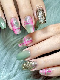 グレー×ピンクのチェックネイル