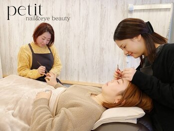 プティ アイビューティ 北浜店(peTiT eyebeauty)の写真/ネイル・アイメニューの同時施術もOK★時短でキレイが叶います！カウンセリングも丁寧で、仕上がり満足度◎