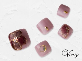 エレガントなフラワーネイル