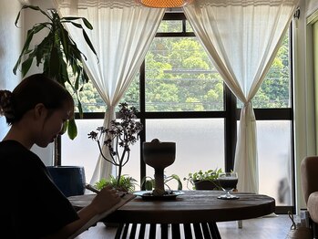 オヤム(oyam)/《カウンセリングの様子》