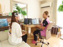 リリーフ ムグ治療院(Re:leaf MUGU治療院)の雰囲気（未来型人間ドックメタトロンの測定はこめかみに当てておくだけ）