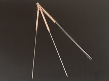 深く届く長い鍼を用いるため、「ズシン」と響く感覚があります。