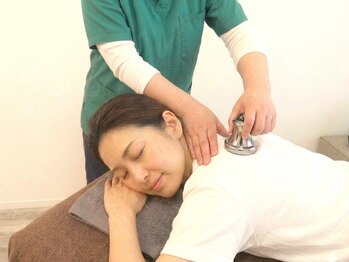 木もれ日 福岡千早店の写真/【千早】揉んでも戻る頑固な首肩こりに。特殊磁気ネオヒーラーの微振動で深層筋を緩め、驚きの軽さを実感♪
