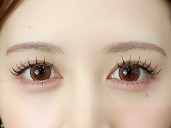 ワクシー 新宿西口店(WAXYYY.TOKYO)の写真/【マツエク人気NO.1*LEDフラットラッシュ】抜群のモチで大人気!汗,水にも強く施術後すぐの入浴も◎新宿駅近
