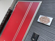 赤い扉が目印になります♪101号室がロザリになります！