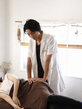 永楽整体院/骨盤矯正の様子