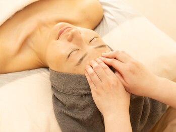 ディオン(Dion)/顔の筋肉をほぐしていきます