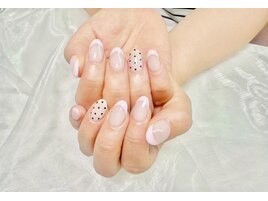 ドット柄が可愛いフレンチネイル