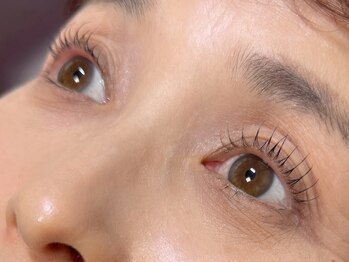 カミユイドコ ニン(kamiyuidoko nin)の写真/【圧倒的なモチの良さ】スピーディーな施術なのに長持ち◎忙しい方にも嬉しい高技術で綺麗な目元をキープ