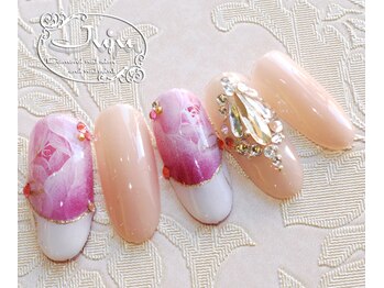 ジュジュ(Juju)/内巻きの薔薇ネイル