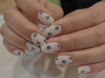 アイネイルズ 吉祥寺店(I nails)/手描き小花柄ホワイトネイル