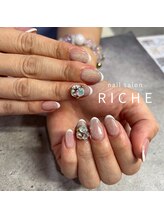 リッシュ(RICHE)/華やかなvカットビジューネイル