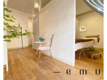 エム(emu)の雰囲気（ピンクベージュの外観を目印に、お越しください♪）