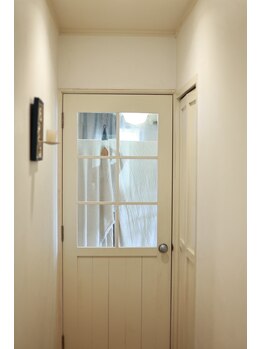 まき爪晴れる/サロンへ続く扉