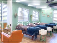 シュガー 鶴ヶ峰店(Sugar)の雰囲気（明るく落ち着いた店内★施術後コテ・アイロンでお化粧直しもOK♪）