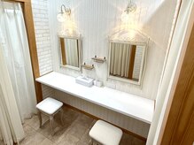 アイラッシュサロンヴィヴィ 鈴鹿店(Vivi)の雰囲気（【アメニティ完備】白基調の明るい空間/ヘアアイロン貸出あり◎）