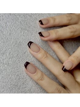 サイン(sin.)/ブラウンフレンチネイル